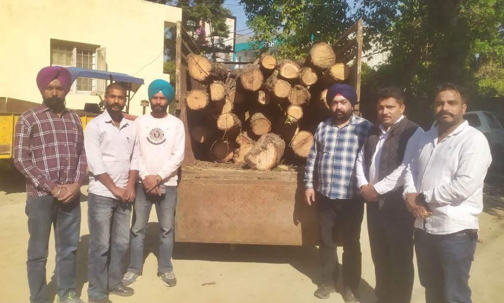 ਪੱਟੀ ਦੇ ਜੰਗਲਾਂ ਤੋਂ ਖੈਰ ਚੋਰੀ ਦਾ ਮਾਲ ਗੱਡੀ ਸਣੇ ਬਰਾਮਦ ਖੈਰ ਚੋਰ ਹਨੇਰੇ ਦਾ ਲਾਭ ਲੈੰਦੇ ਹੋਏ ਫਰਾਰ ਕਾਰਵਾਈ ਜਾਰੀ
